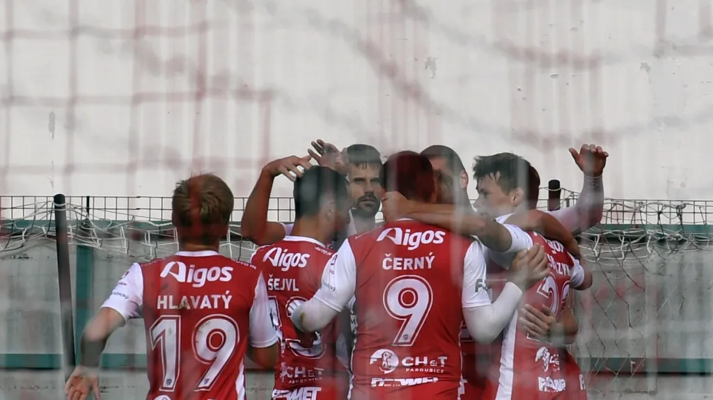 Fotbalisté Pardubic oslavují gól v utkání s Libercem