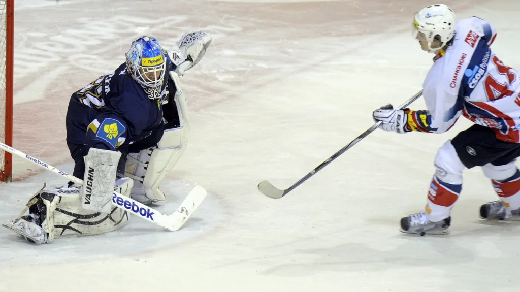 Jan Kolář překonává brankáře Cháberu