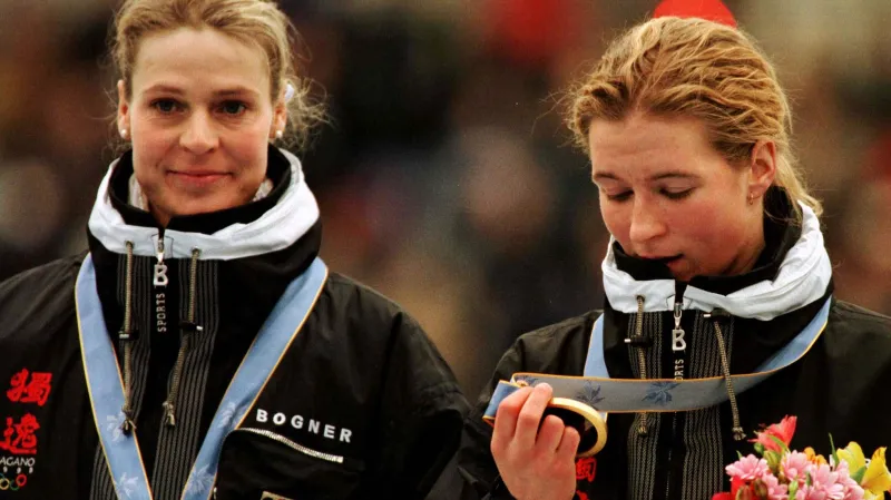 Stupně vítězů po závodě na 5000 metrů na ZOH 1998 v Naganu: zlatá Pechsteinová (vpravo), vedle ní stříbrná Niemannová-Stirnemannová