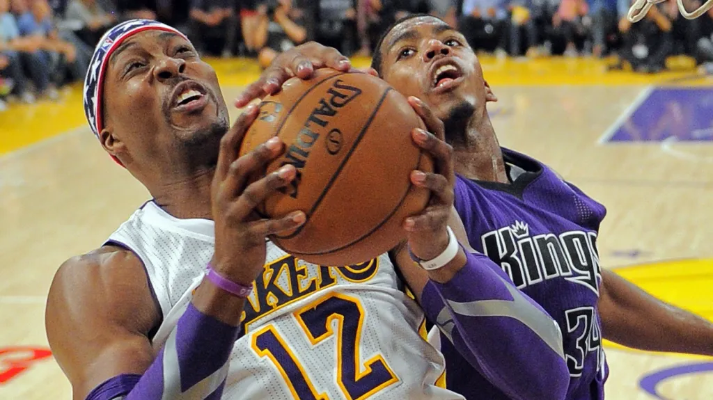 Dwight Howard (vlevo) v zápase proti Sacramentu zářil 