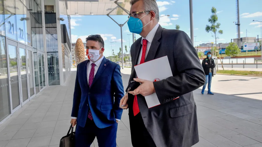 Jaroslav Tvrdík (vpravo) před grémiem LFA