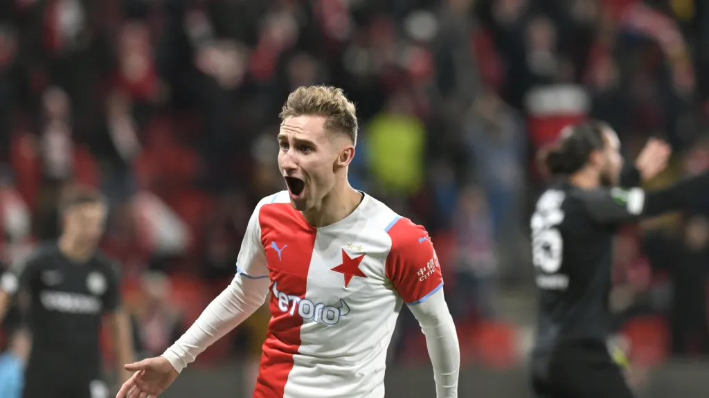 Jan Kuchta ze Slavie slaví gól v síti Maccabi Haifa