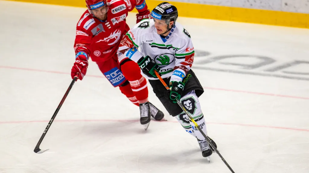 Bek bruslařů David Bernad ujíždí Ondřeji Kovařčíkovi z Třince