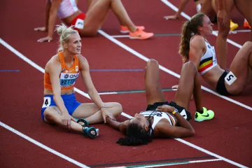 Vyčerpaná Nafissatou Thiamová slaví vleže druhý světový titul v sedmiboji s Anouk Vetterovou