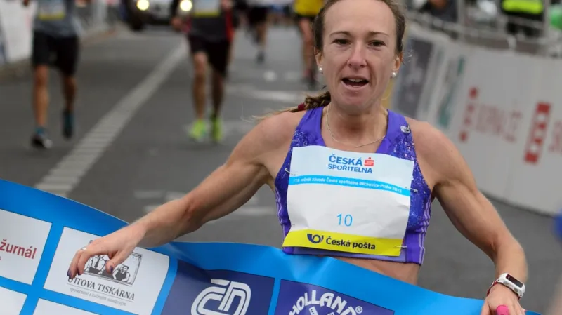Vrabcová-Nývltová v cíli závodu Běchovice - Praha