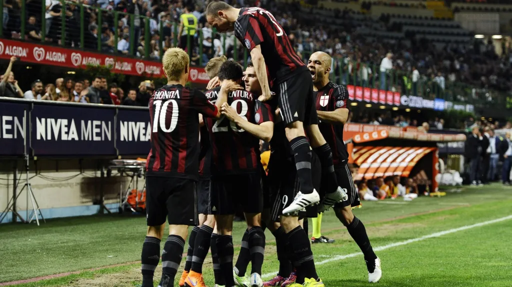 Slavící fotbalisté AC Milán