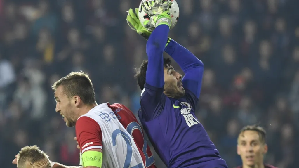 Slávista Tomáš Souček ze Slavie (vlevo) v hlavičkovém souboji s Florinem Nitou ze Sparty