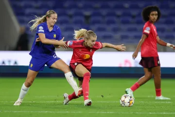 Ada Hegerbergová z Lyonu si kryje míč před Lexi Potterovou z Chelsea