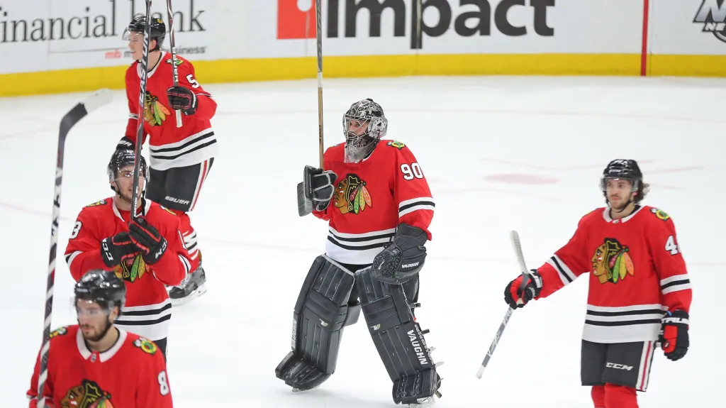 Brankář Chicaga Scott Foster se raduje z vítězství