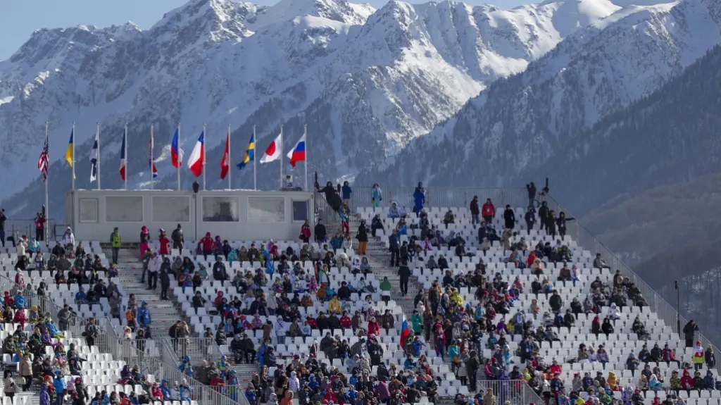 Poloprázdná tribuna v Extreme Parku Roza Chutor během mužského slopestylu