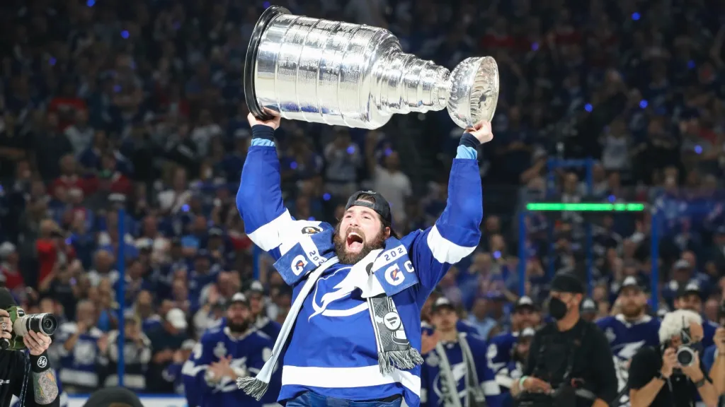 Pat Maroon se svým třetím Stanley Cupem