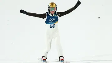 Závěr závodu skokanek na lyžích na velkém můstku