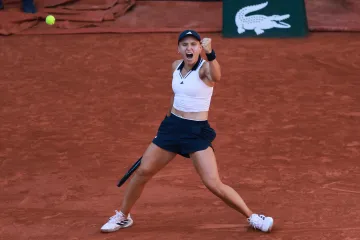 Julije Starodubcevová se raduje po vítězství nad Jelenou Rybakinovou