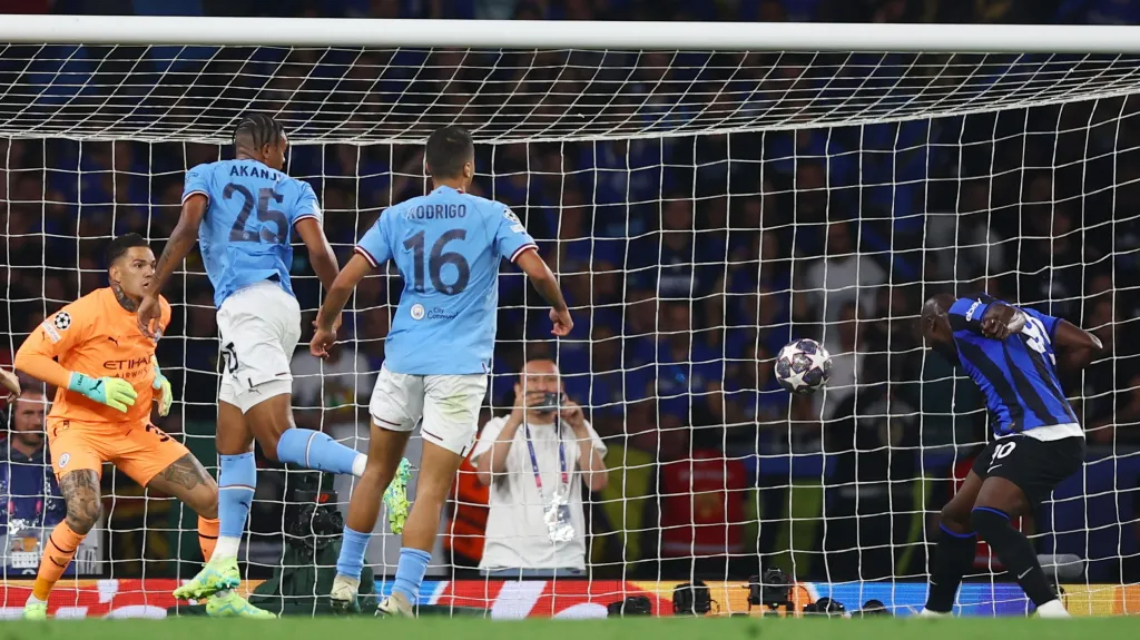 Romelu Lukaku z Interu Milán hlavičkuje na branku Manchesteru City