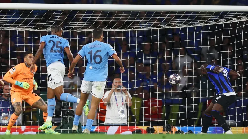 Romelu Lukaku z Interu Milán hlavičkuje na branku Manchesteru City