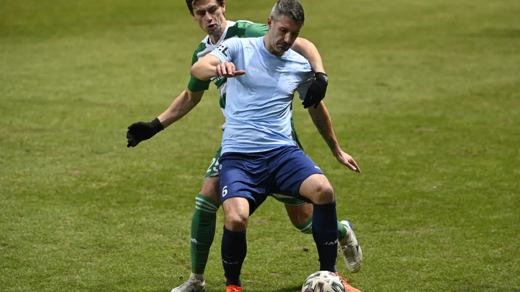 Příbramský Tomáš Pilík si kryje míč před Kamilem Vackem z Bohemians 1905