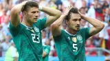 Šokovaní Němci Mario Gómez a Mats Hummels