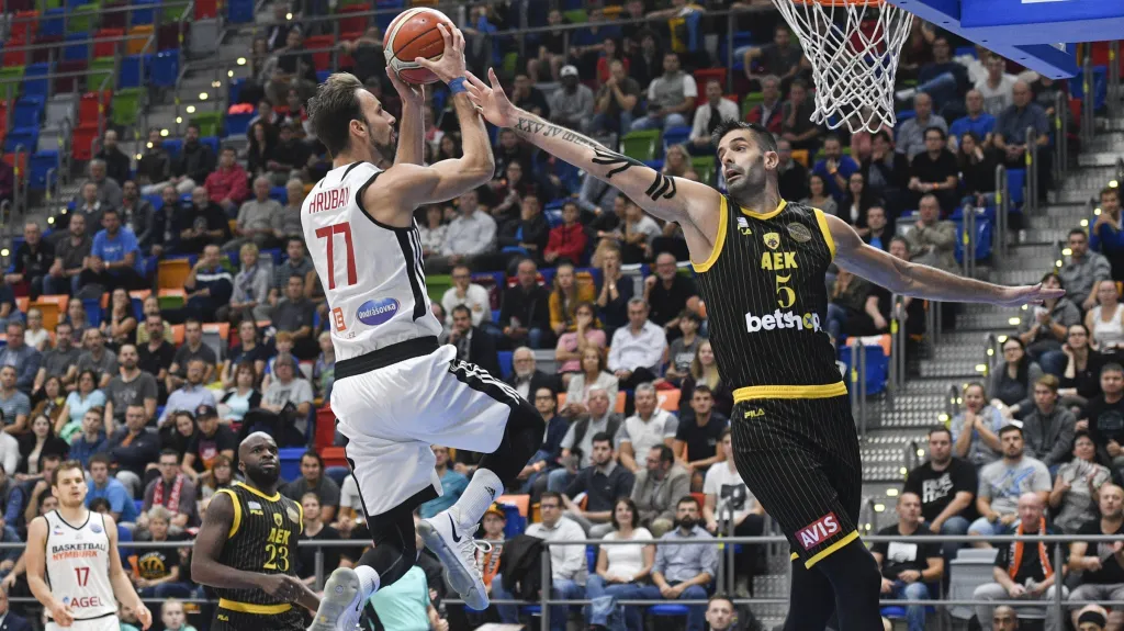 Vojtěch Hruban v utkání s AEK Atény