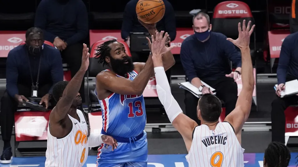 James Harden z Brooklynu střílí na koš v utkání NBA