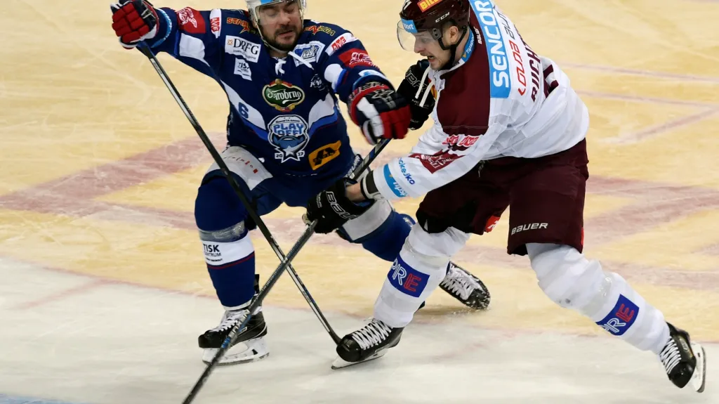 Jozef Kováčik z brněnské Komety (vlevo) proti Janu Buchtelemu ze Sparty