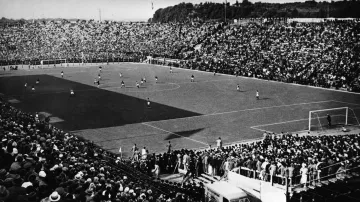 Pohled na zaplněný stadion při finále MS 1934 Itálie - Československo