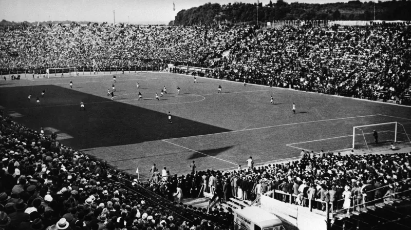 Pohled na zaplněný stadion při finále MS 1934 Itálie - Československo