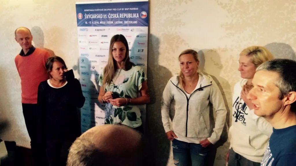 České tenistky před odletem do Švýcarska