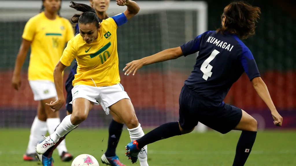Marta (vlevo s míčem) v utkání proti Japonsku