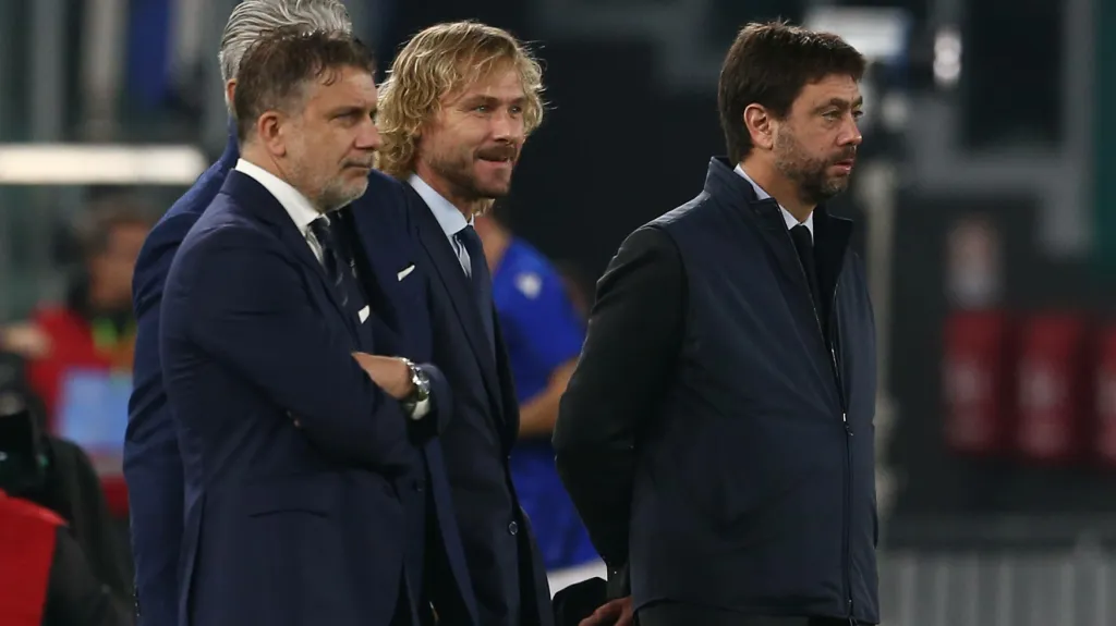 Pavel Nedvěd (uprostřed) s dalšími představiteli Juventusu