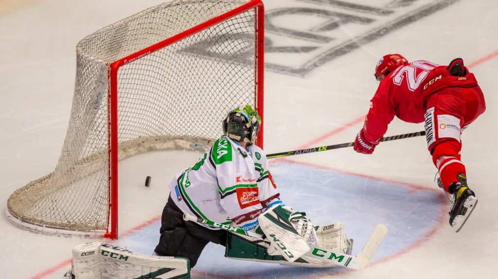 Třinecký Petr Vrána překonává Jana Růžičku z Mladé Boleslavi