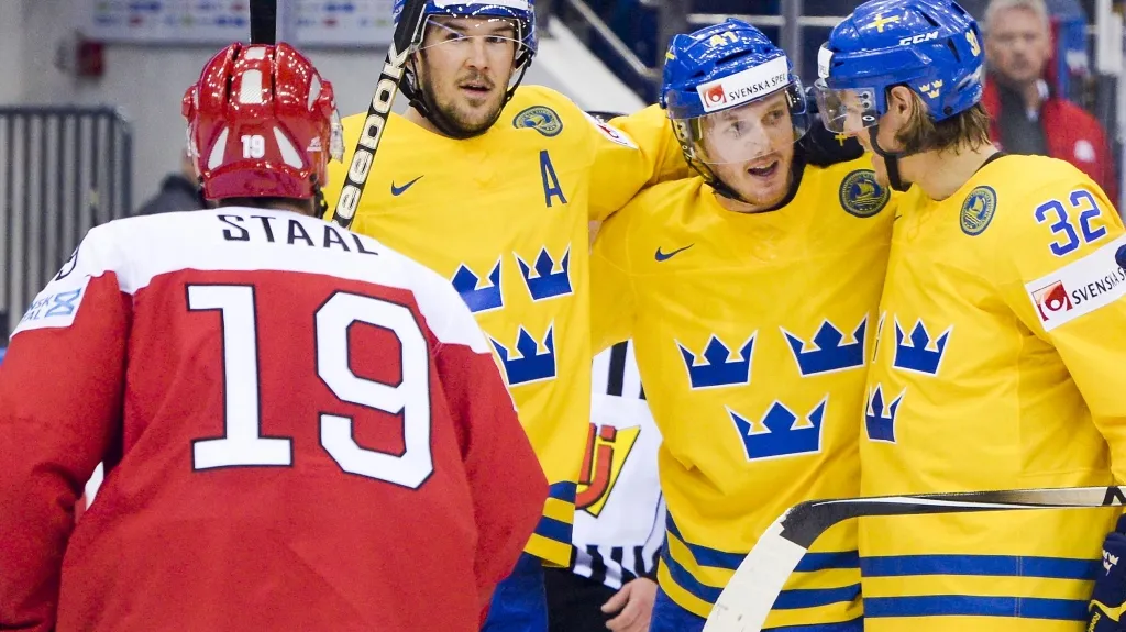 Radost švédských hokejistů v zápase s Dánskem