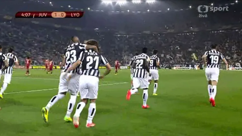 Gól v utkání Juventus - Lyon: Pirlo - 1:0 (4. min.)