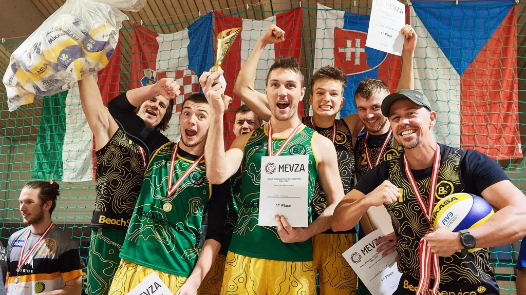 Beach Service Club z.s. oslavuje vítězství na turnaji MEVZA