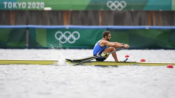 Záznam závodů skifů a osmiveslic