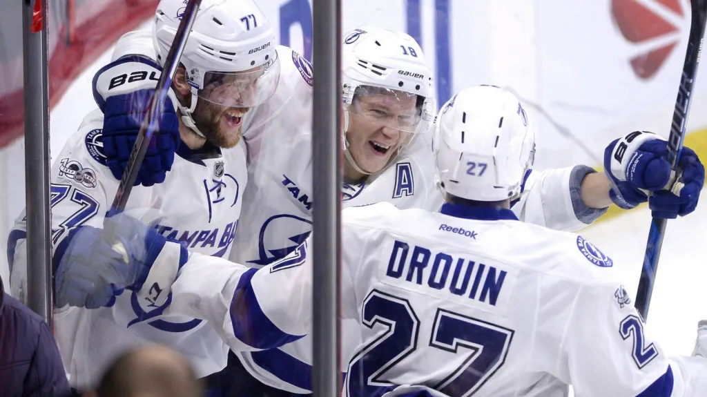 Ondřej Palát se raduje se spoluhráči