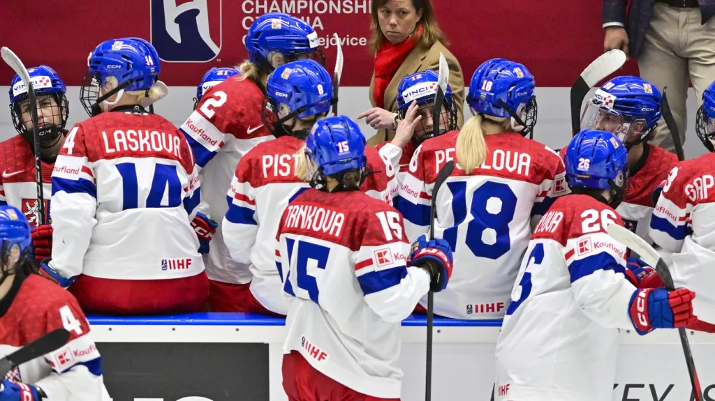 Trenérka Carla MacLeodová na české střídačce