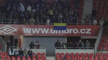 Sanitka odváží ze hřiště zraněného slávistu Naumova