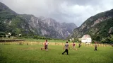 Děti hrající fotbal poblíž odlehlé albánské vesnice Theth