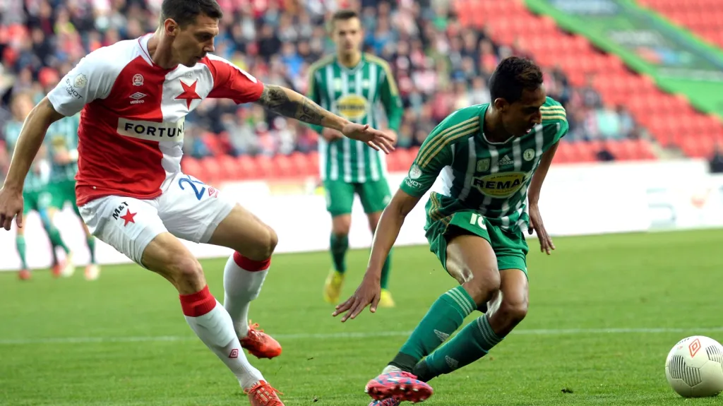 Jiří Bílek (vlevo) ze Slavie hlídá Jhona Mosqueru z Bohemians