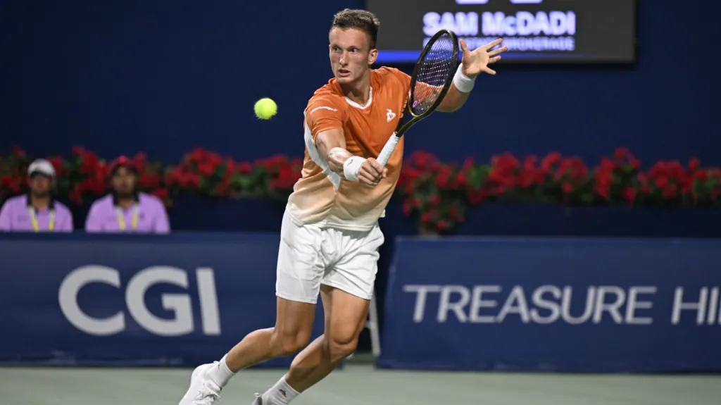 Jiří Lehečka v souboji s Taylorem Fritzem