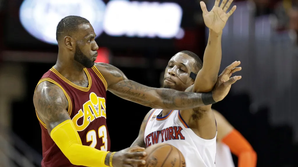 LeBron James z Clevelandu (vlevo) v utkání proti New Yorku