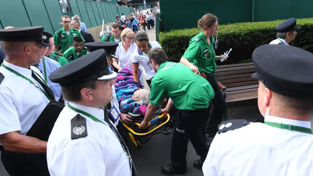 Zraněnou Bethanii Mattekovou-Sandsovou odnáší na Wimbledonu do sanitky