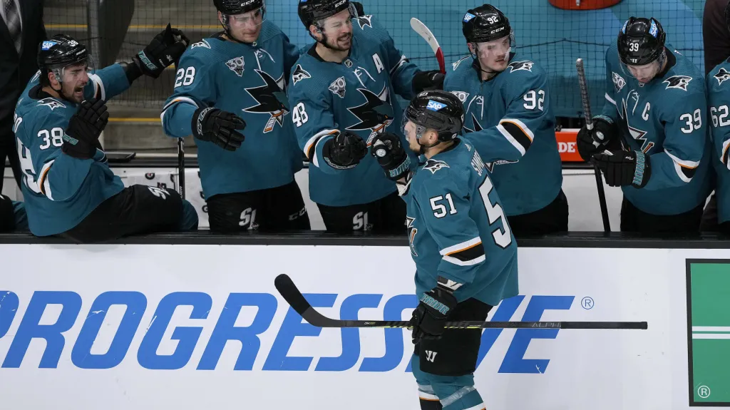 Radim Šimek se raduje se spoluhráči ze San Jose z gólu