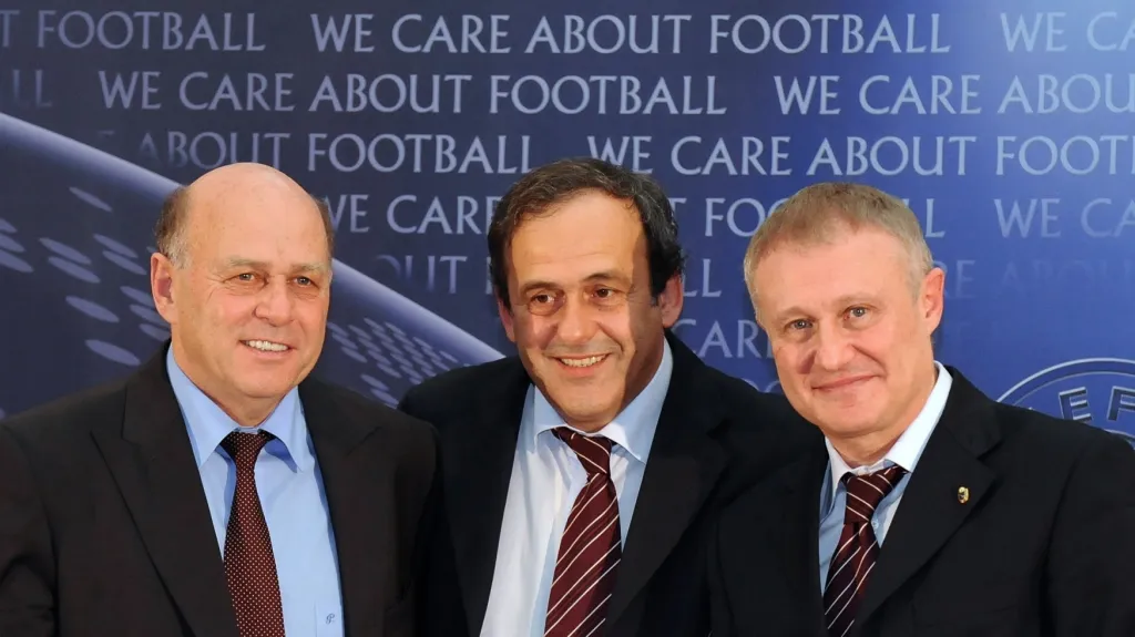 Ihor Surkis (vpravo) s tehdejším šéfem UEFA Michelem Platinim (ve středu)