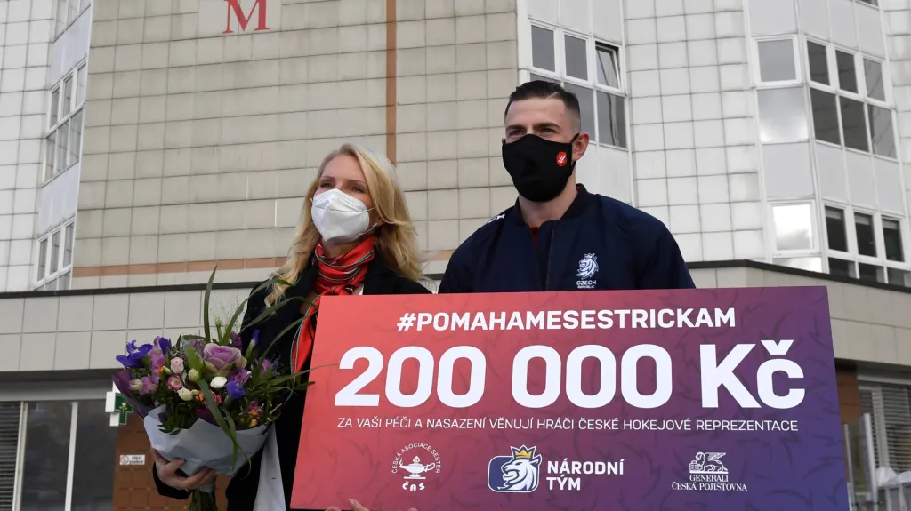 Filip Hronek předává šek prezidentce České asociace sester Martině Šochmanové