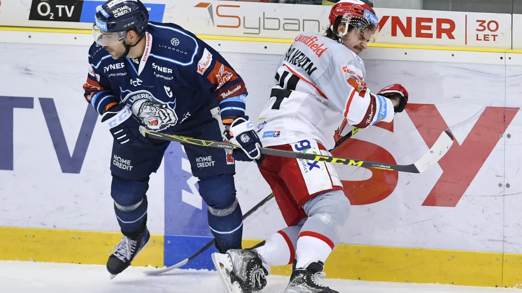 Petr Jelínek z Liberce v souboji s hradeckým Kevinem Klímou