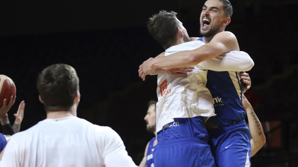 Slavící Tomáš Satoranský (vpravo)