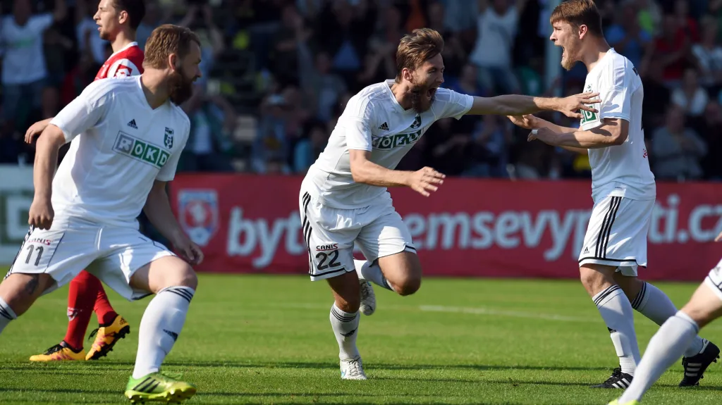 Radost karvinských fotbalistů v zápase s Pardubicemi
