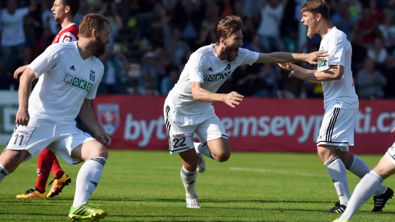 Karvinští se radují ze vstřelené branky. Uprostřed je autor gólu Jan Hošek.