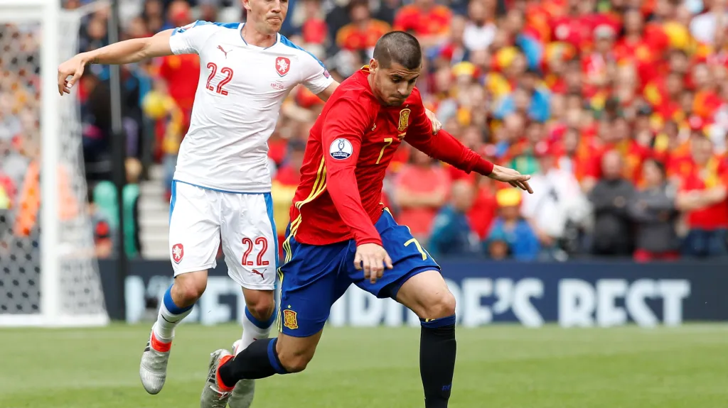 Španěl Álvaro Morata se snaží utéct Vladimíru Daridovi